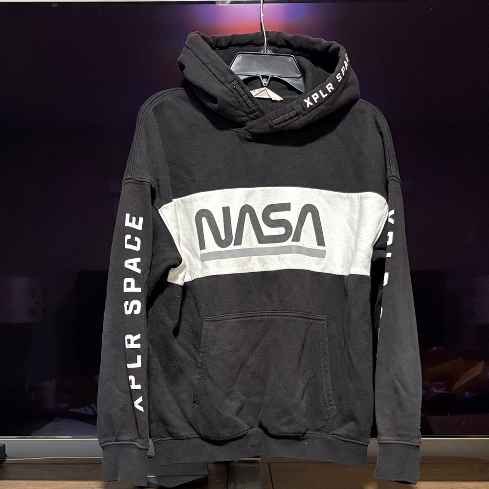 🛍️5️⃣ /💲2️⃣5️⃣🛍️ H&M Black and White NASA Hoodie